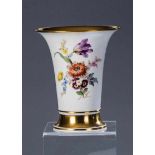 Vase mit BlumenmalereiMeissen, vor 1924 Dekoriert mit zwei großen Blumensträußen in feiner