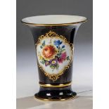 Vase mit BlumenmalereiMeissen, 1924 - 1934 Auf königsblauem Fond ausgesparte, von Goldranken