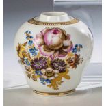 Kleine Vase mit BlumenmalereiMeissen, um 1800 Birnförmiger Korpus auf Standring. Dekoriert mit