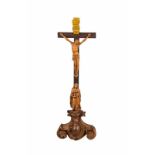 KreuzigungsgruppeAlpenländisch, 18. Jh. Fein geschnitzter Christuskorpus auf Kreuz montiert, darüber
