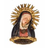 Wandrelief mit Madonna18. Jh. Holz, geschnitzt, gefasst, bemalt, partiell vergoldet. Trauernde,