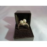 A vintage 9ct gold ring with two pearls. Size: L. Gross weight: 3.2g. Boxed.