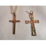 2x 9ct gold cross pendants (one on a YM chain). Gross weight: 2.7g