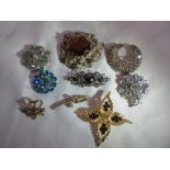 9x Vintage costume brooches.