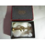 A 9ct gold Victorian hunting horn brooch with seed pearls. Boxed. Gross weight: 1.6g