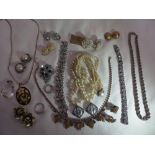 Assorted vintage costume jewellery.