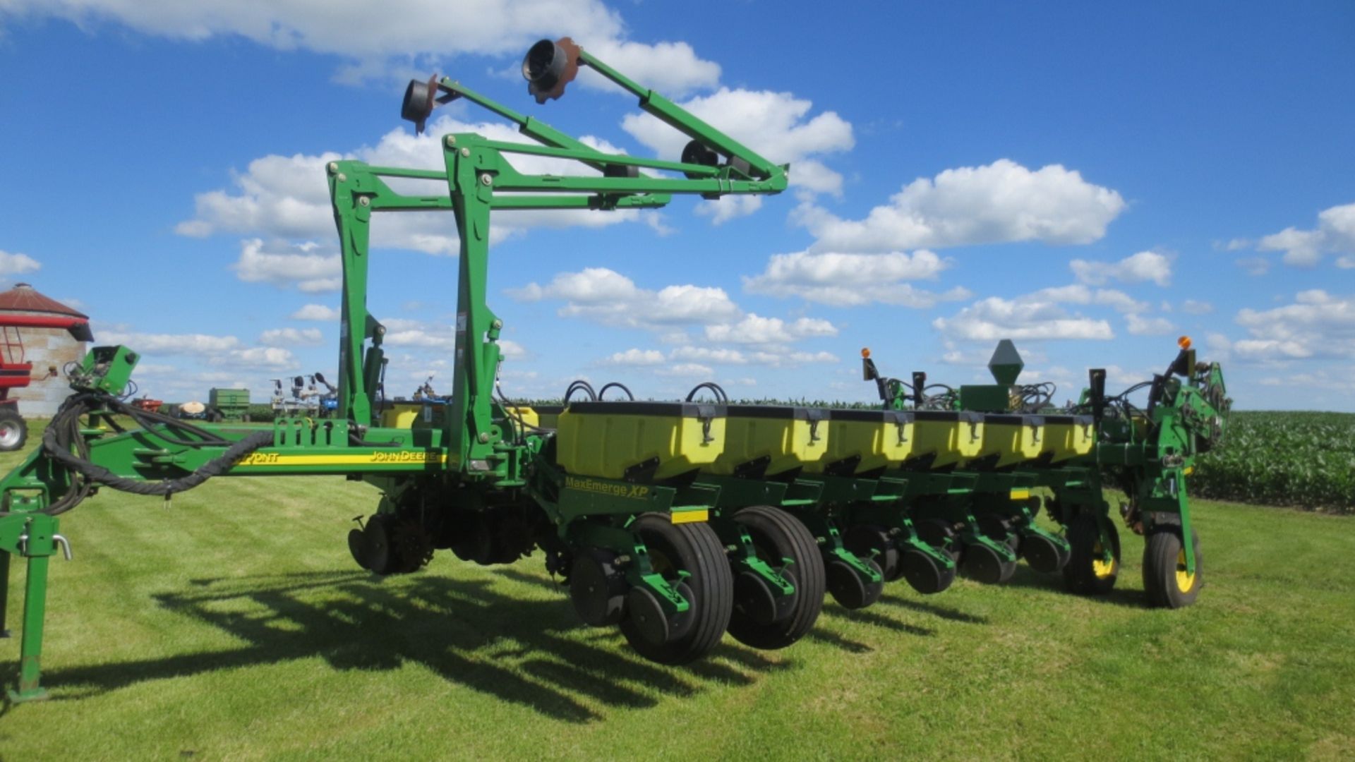 2010 John Deere 1770NT MexEmerge XP 16 row planter row cleaners, front ...