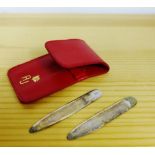 A pair of contemporary silver collar stays, in small red leather pouch