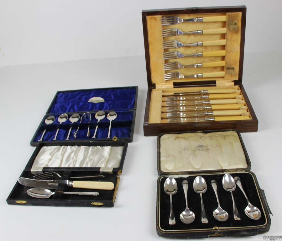 Cased flatware comprising, six silver rattail teaspoons, Sheffield 1924, makers mark of Cooper