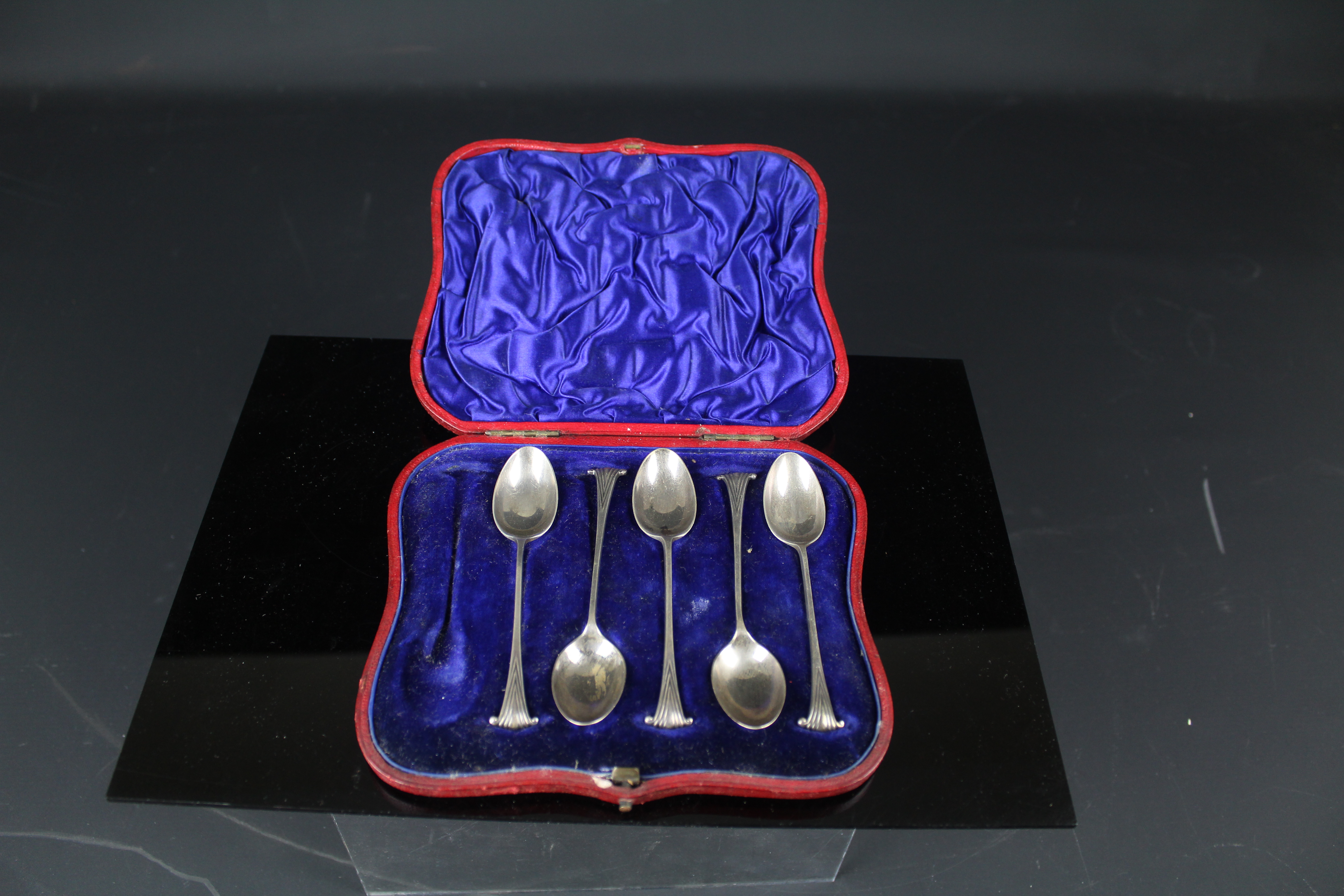 Five silver coffee spoons, scroll pattern, London 1896, makers mark of William Hutton & Sons, in