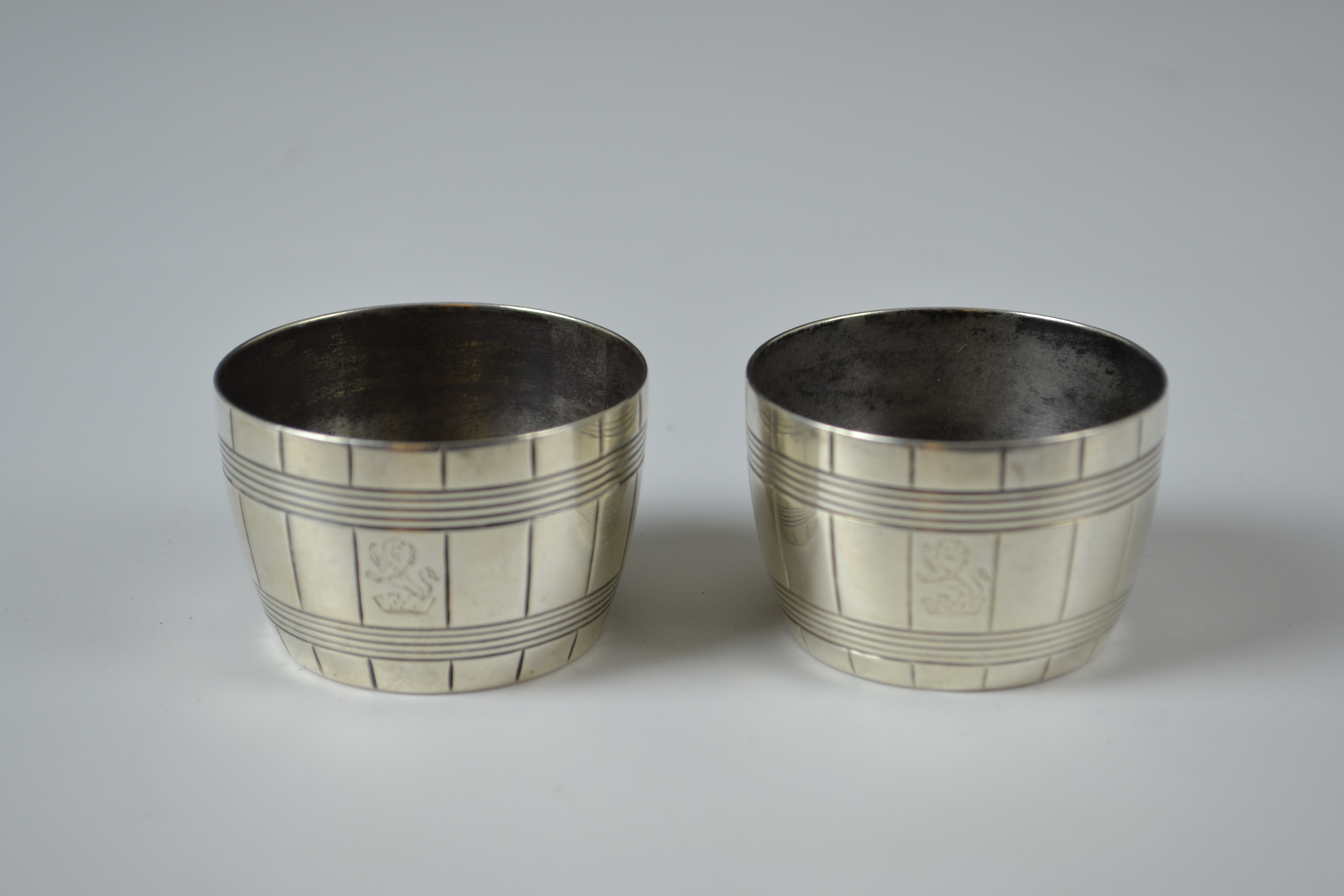 A small pair of novelty Victorian barrel shaped silver salts, with engraved faux wood barrel