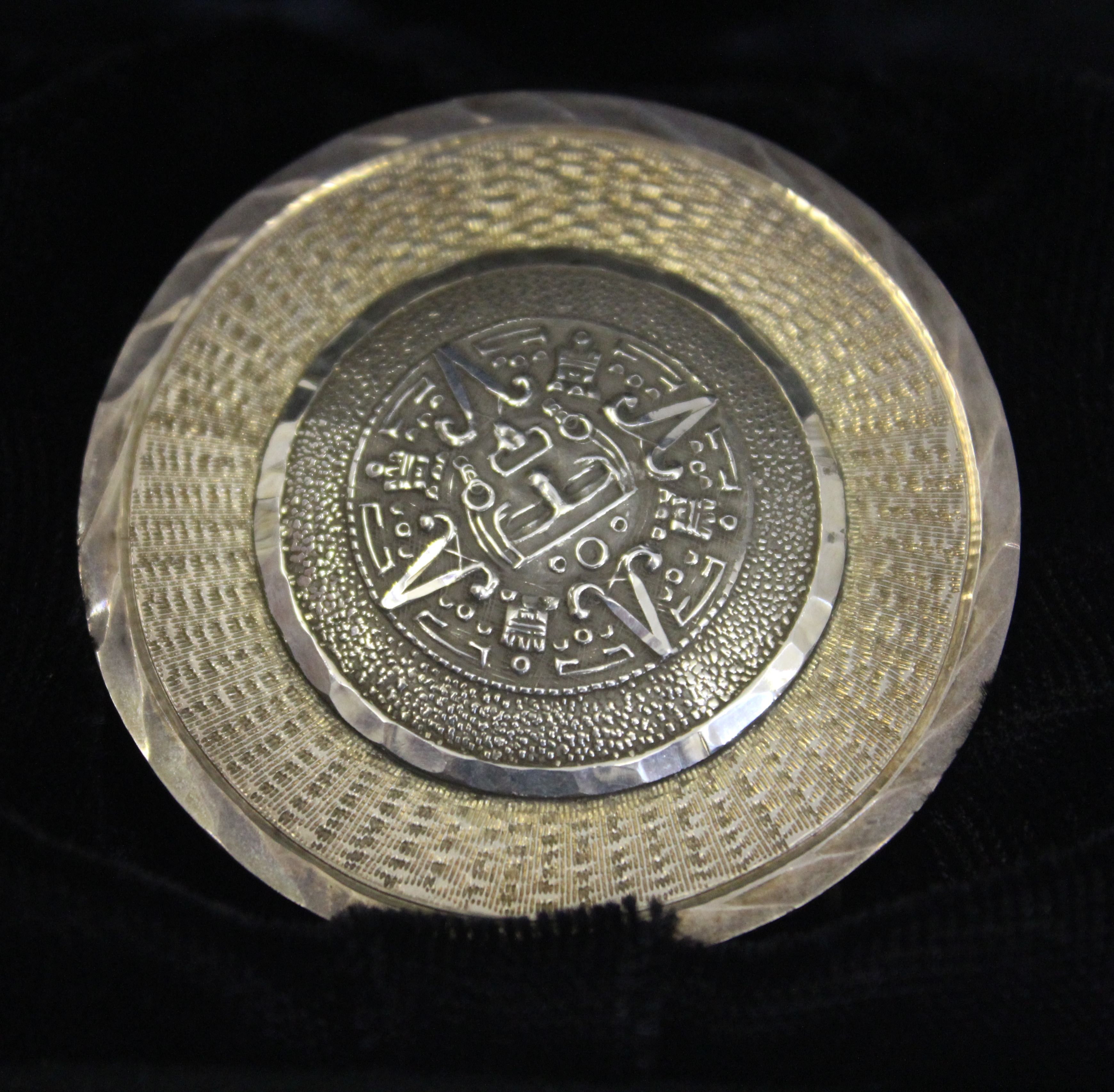 A Sterling silver Mexican Mayan sun calendar brooch/pendant, in fitted box; and a marcasite brooch - Image 3 of 3