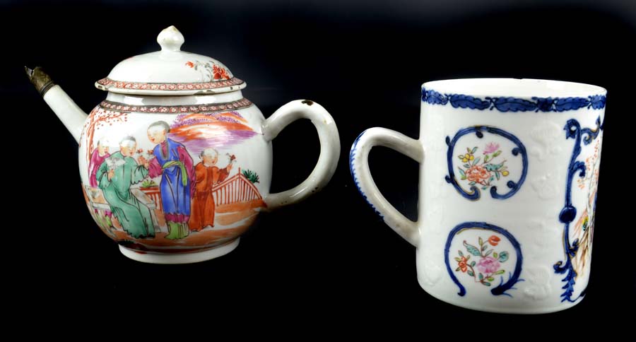 A Chinese export porcelain teapot and a cover, decorated in Mandarin palette with figures, white - Image 5 of 5