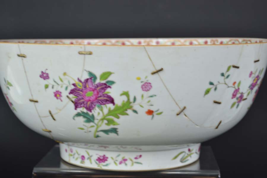 Four Chinese export porcelain bowls, decorated in famille rose palette; and two plates, Late 18th/ - Image 3 of 3