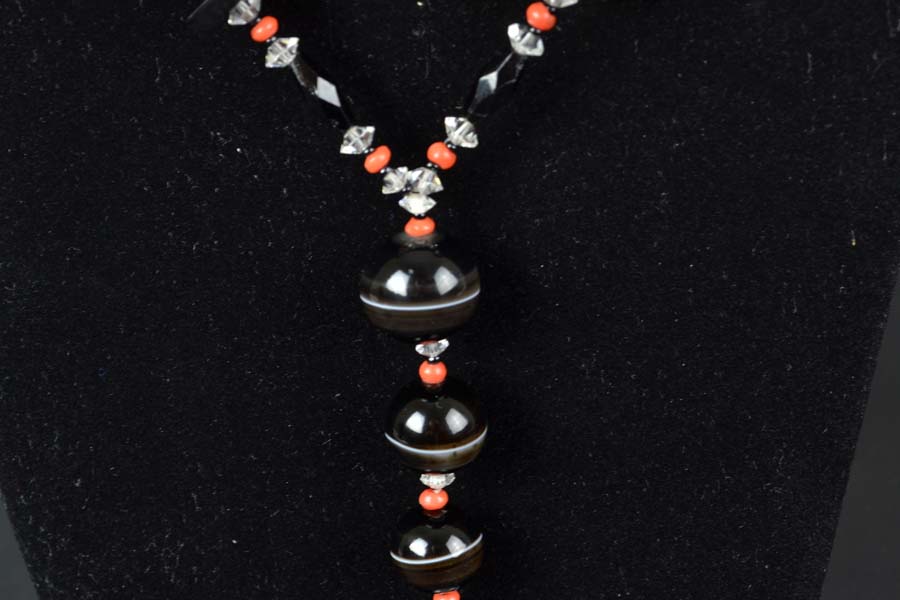 An attractive Art Deco banded agate, coral and crystal necklace, composed of eight graduated - Image 2 of 4