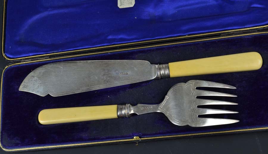 A cased pair of silver plated fish servers, with silver ferrules, Sheffield 1911, makers mark HG - Image 2 of 4