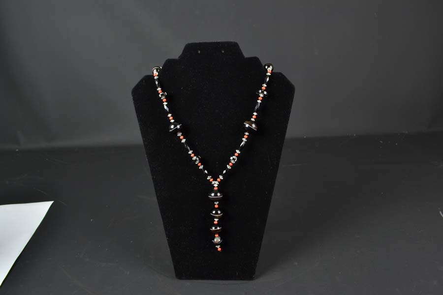 An attractive Art Deco banded agate, coral and crystal necklace, composed of eight graduated - Image 4 of 4