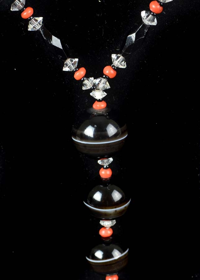 An attractive Art Deco banded agate, coral and crystal necklace, composed of eight graduated - Image 3 of 4