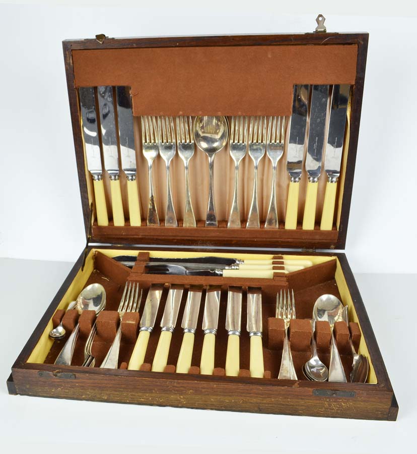 A Sheffield Nickle & Silver Plating Company canteen of cutlery, Old English pattern, for six place