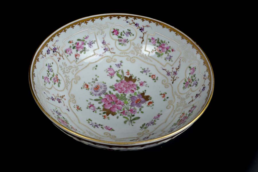 A Samson porcelain bowl, in the manner of Chinese export armorial porcelain, 22.5cm diam; and a - Image 3 of 4