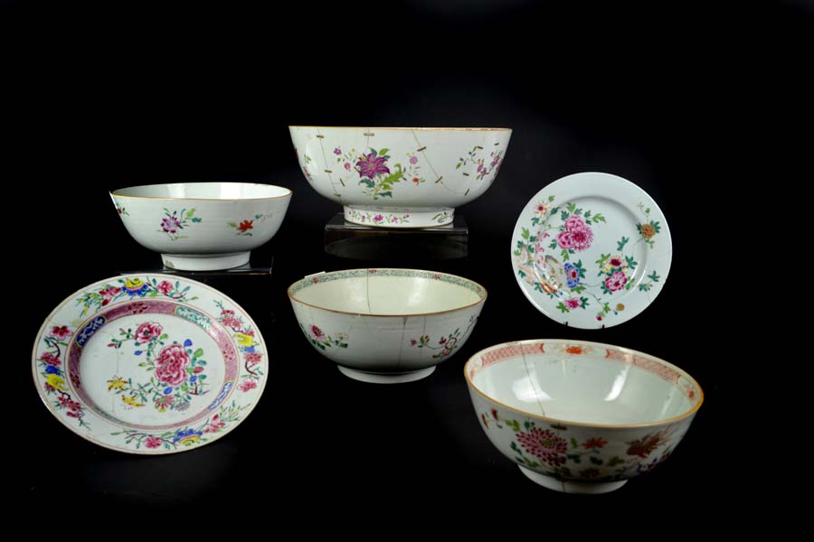 Four Chinese export porcelain bowls, decorated in famille rose palette; and two plates, Late 18th/ - Image 2 of 3