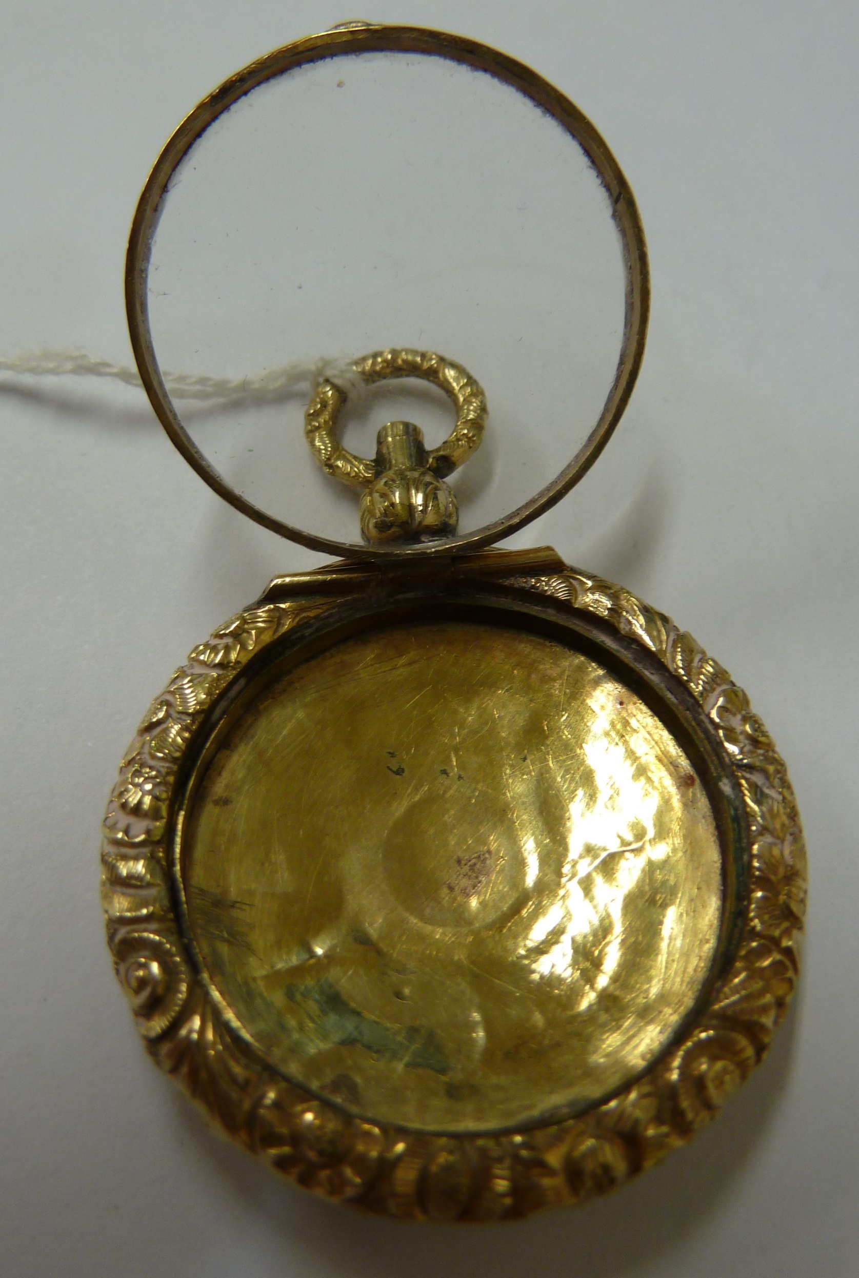 A small 15ct yellow gold locket, c1840, of circular form with carved floral borders - Image 3 of 7