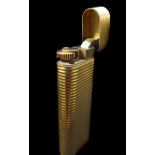 Cartier - A must de Cartier horizontal gold plated lighter marked Cartier Paris 2655N Swiss made