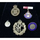 Militaria - A R.F.C cap badge; a Ministry of Munitions 1915 'on war service' badge numbered 41766; a