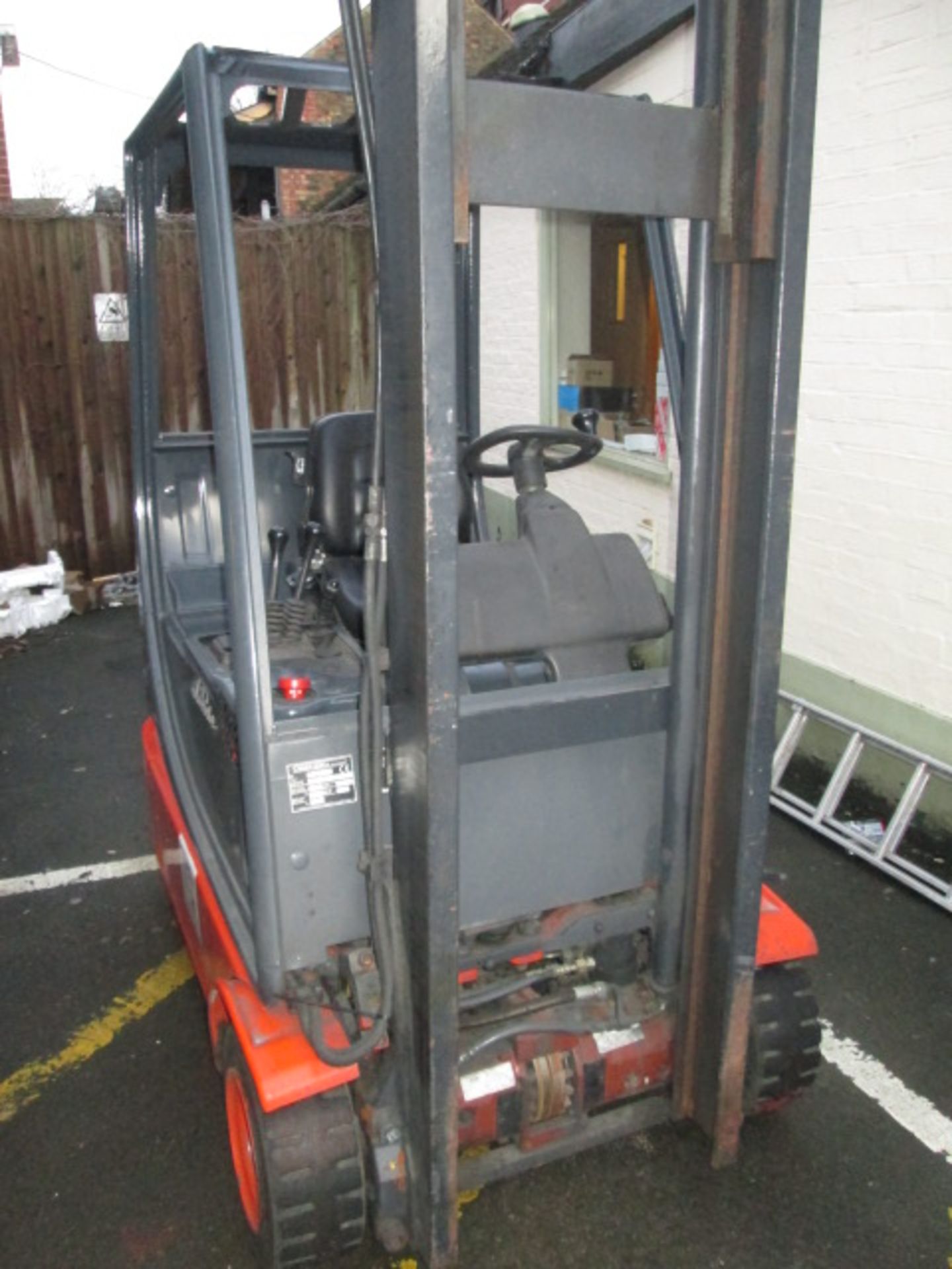 Linde Type E16C Electric 3 Wheeled Forklift. Serial No - 335H07051816 (1997). Double Mast Max Height - Image 9 of 15