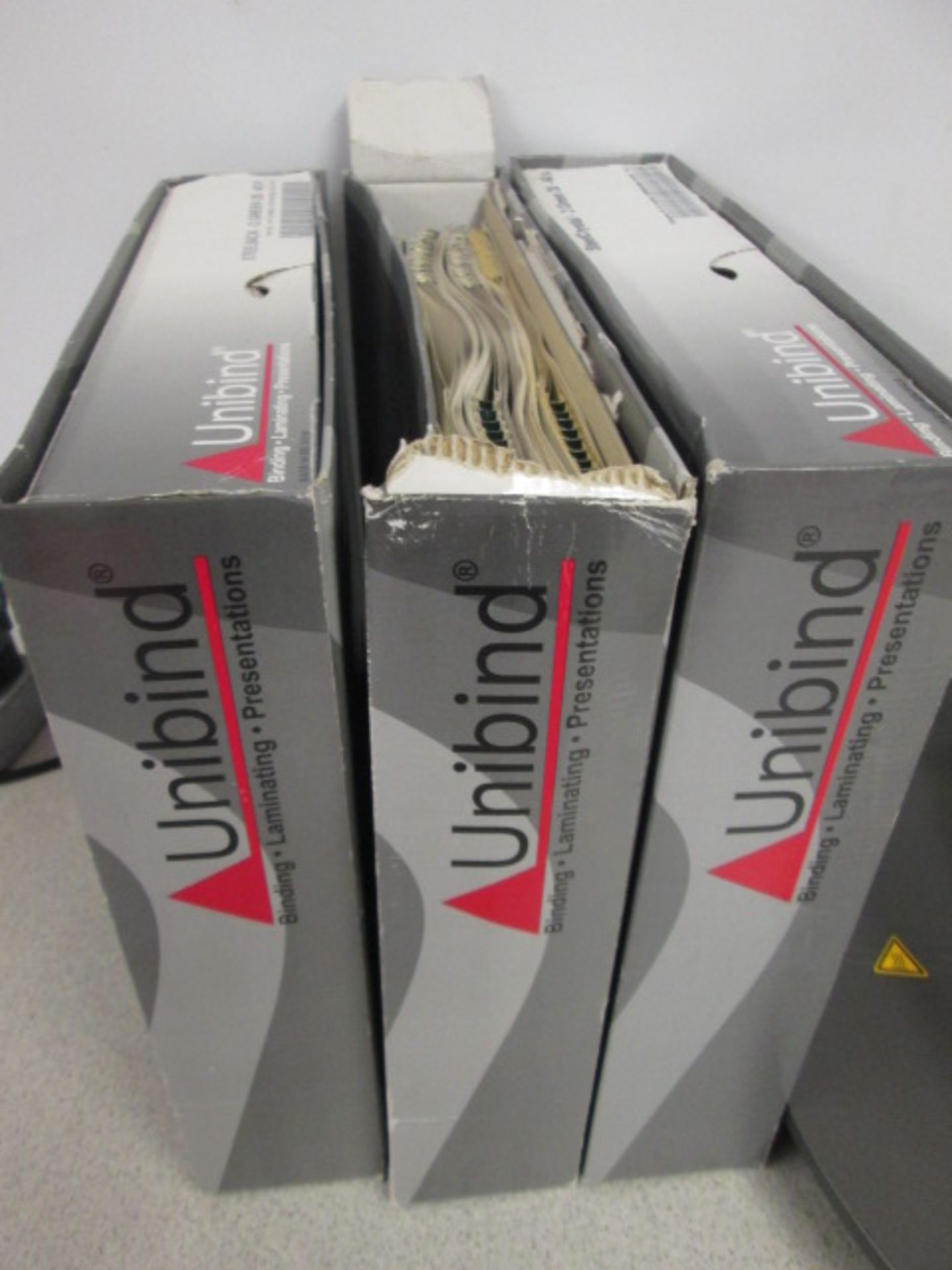 Unibind U325 Document Binder. Comes with 3 Boxes of Unibind Consumables and 1 Box of Q Connect - Image 3 of 6