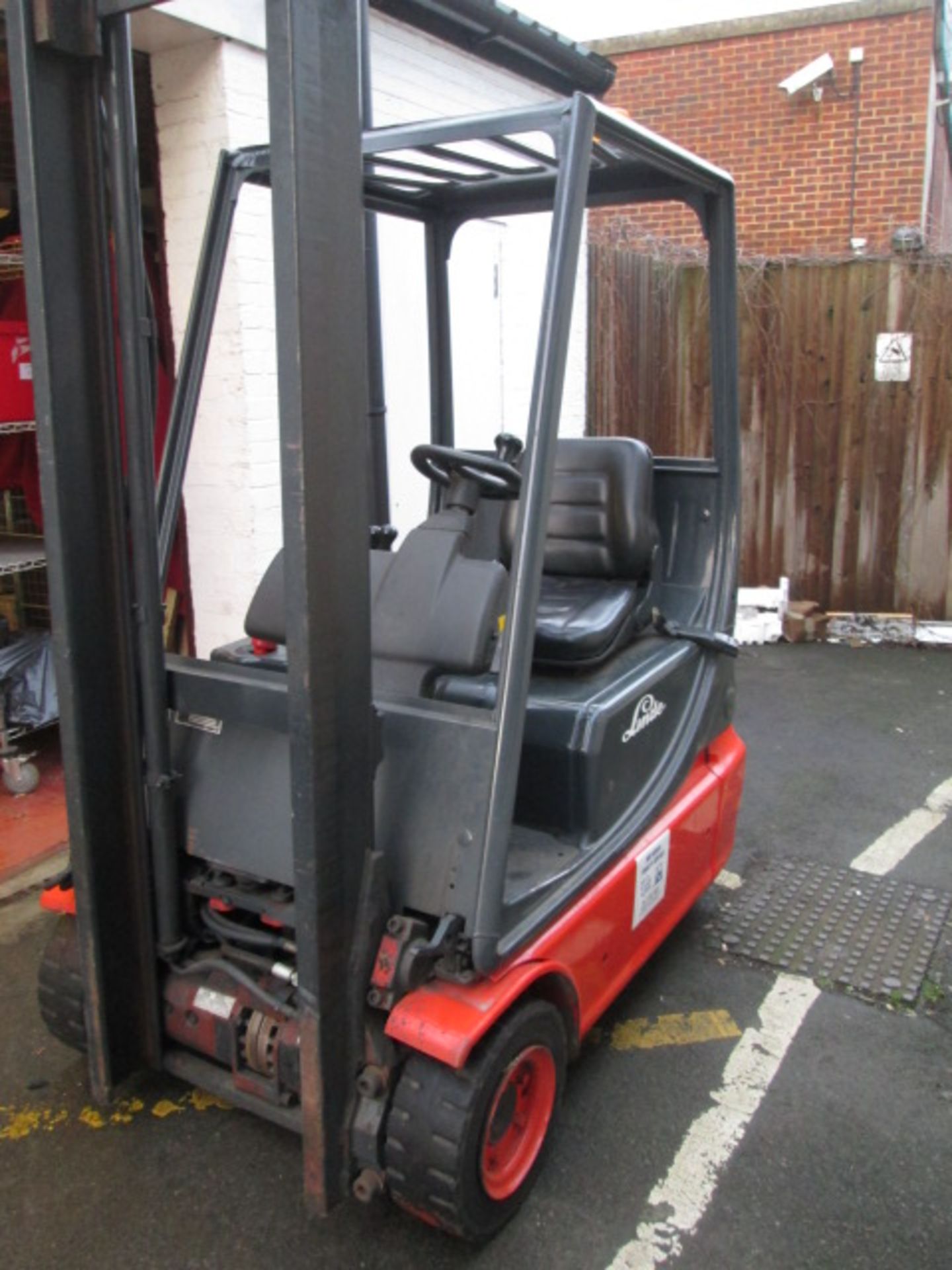 Linde Type E16C Electric 3 Wheeled Forklift. Serial No - 335H07051816 (1997). Double Mast Max Height - Image 5 of 15