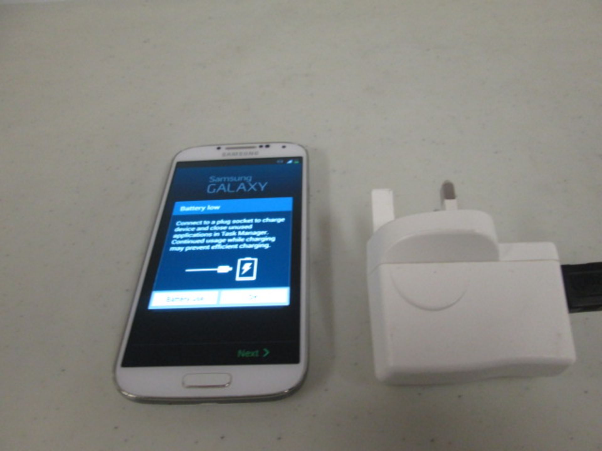 Samsung Galaxy S4 Mobile Phone, Model GT-19505, 16GB. Colour White. Comes with Charger. Locked to - Image 6 of 6