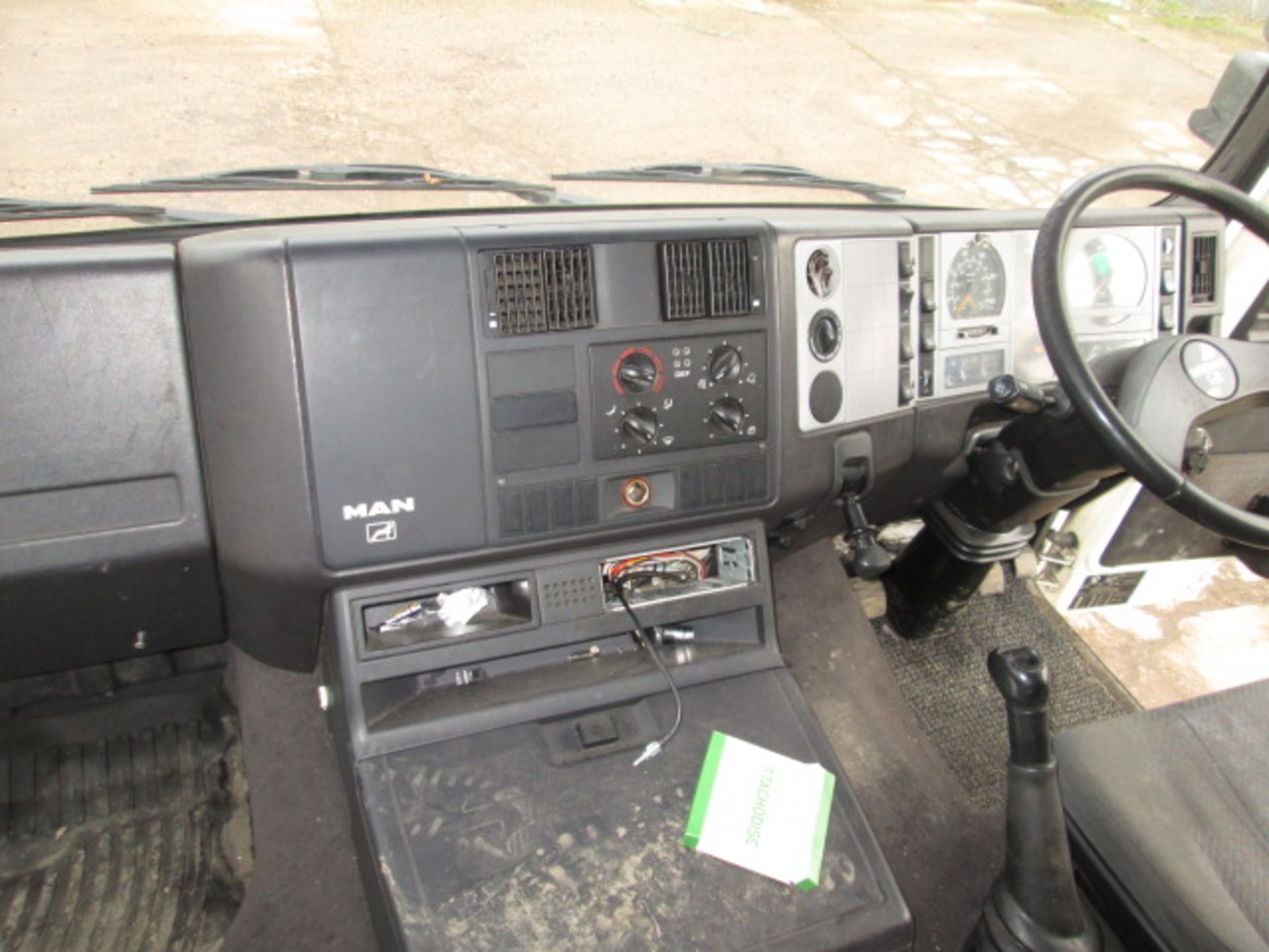 AE03 XMG (2003) Man M2000 White Curtain Side Lorry with Tail Lift. - Image 11 of 14