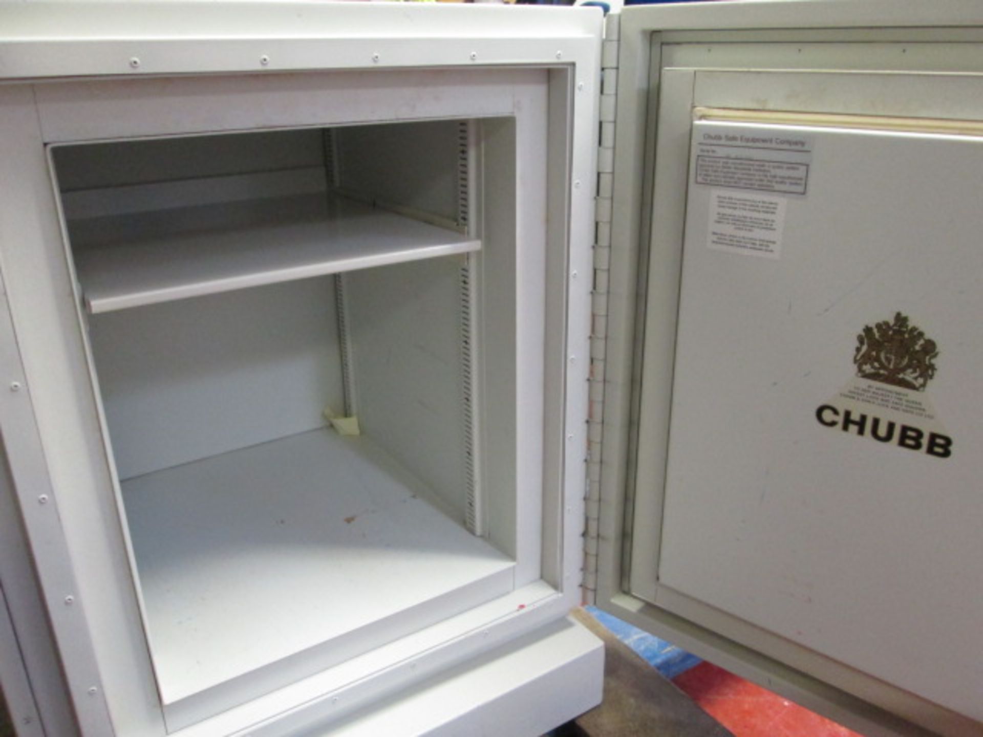 Chubb Data Cabinet. Size (H) 80cm x (W) 62cm x (D) 67cm. S/N M6-A1217023. Comes with 2 Keys. - Image 3 of 6