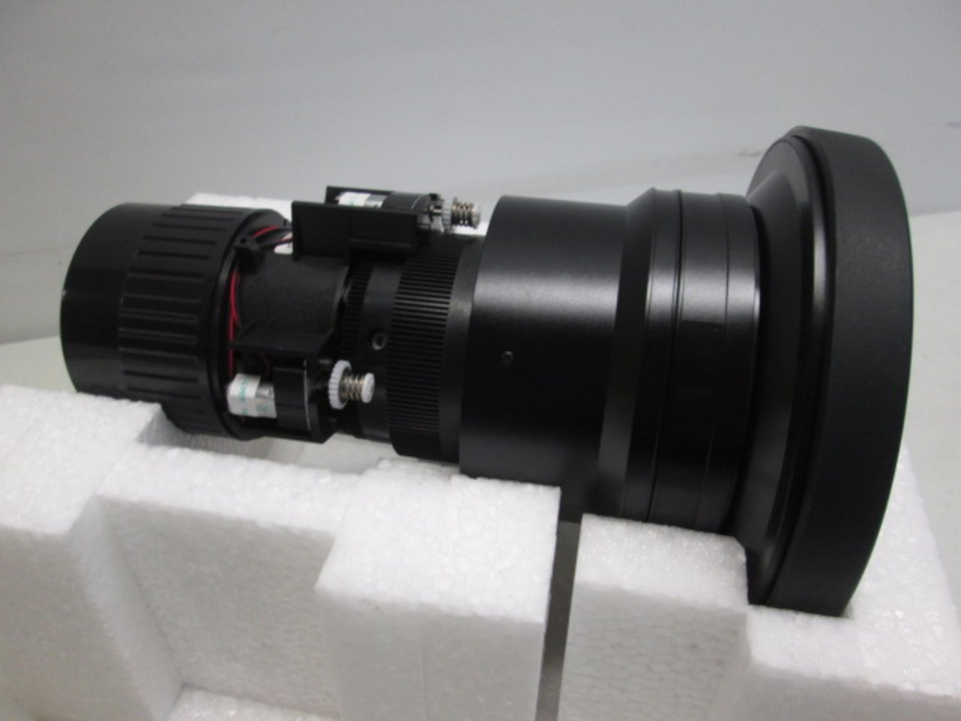 Panasonic ET-DLE085 Zoom Lens with Covers. (For use with DZ870 Series Projector) Supplied New in - Image 2 of 6