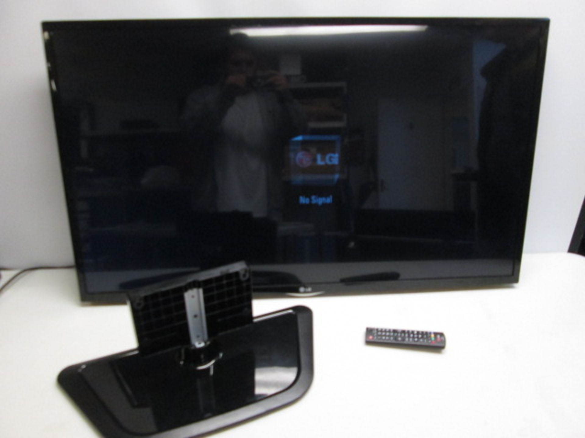 LG 47" LED Flat screen TV, Model LN549C. Comes with Incomplete Stand & Remote.