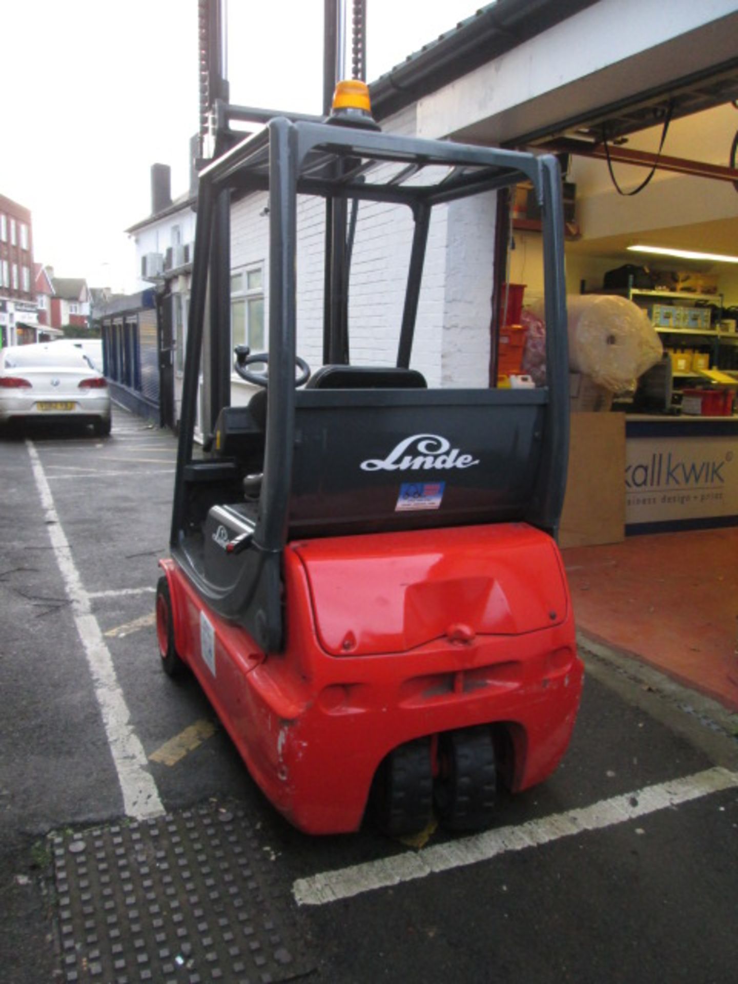 Linde Type E16C Electric 3 Wheeled Forklift. Serial No - 335H07051816 (1997). Double Mast Max Height - Image 6 of 15