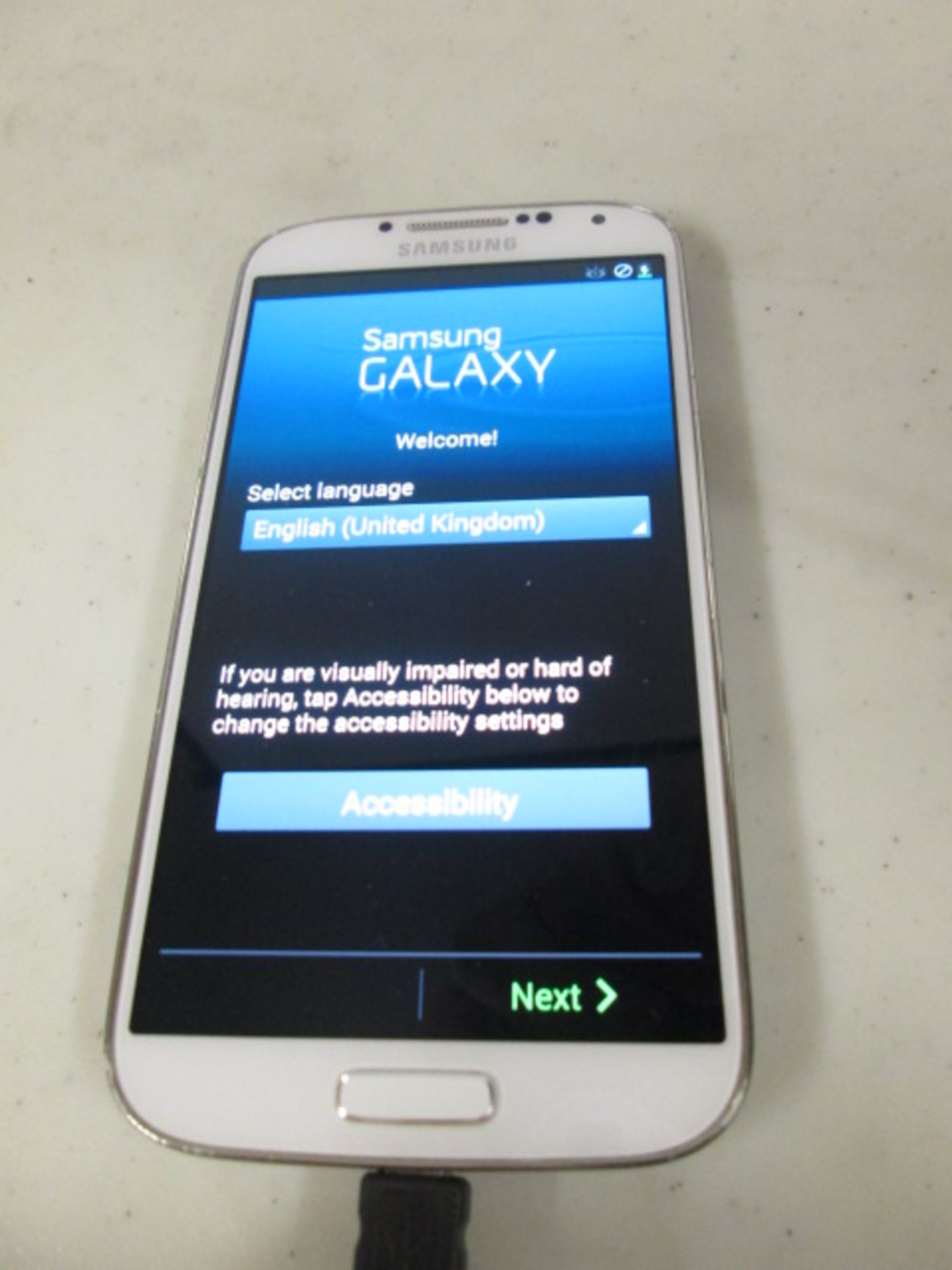 Samsung Galaxy S4 Mobile Phone, Model GT-19505, 16GB. Colour White. Comes with Charger. Locked to - Image 5 of 6