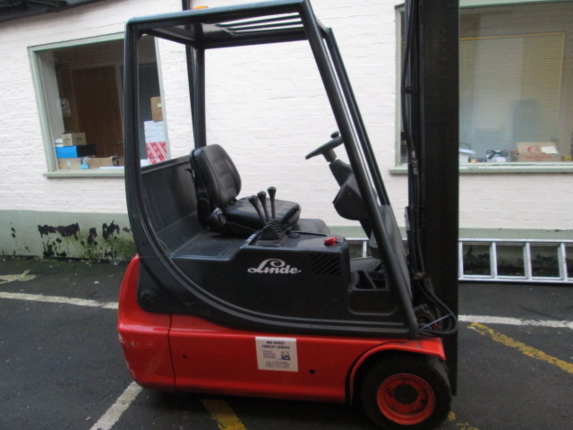 Linde Type E16C Electric 3 Wheeled Forklift. Serial No - 335H07051816 (1997). Double Mast Max Height - Image 2 of 15