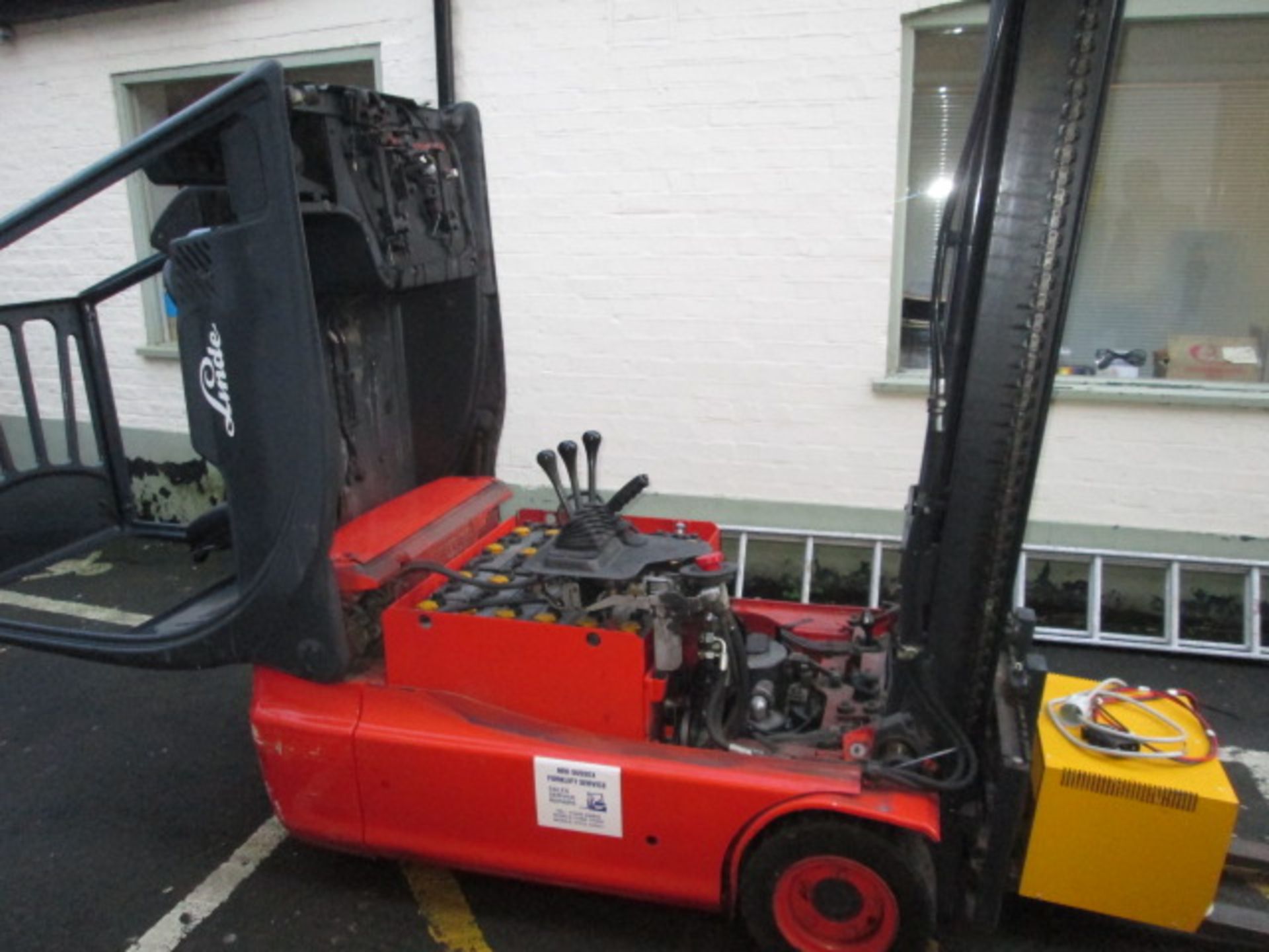 Linde Type E16C Electric 3 Wheeled Forklift. Serial No - 335H07051816 (1997). Double Mast Max Height - Image 14 of 15