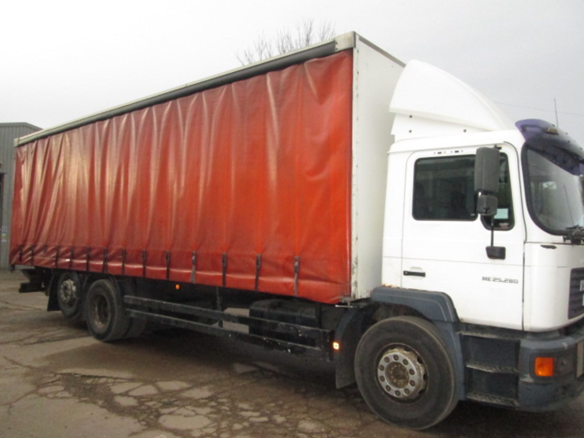 AE03 XMG (2003) Man M2000 White Curtain Side Lorry with Tail Lift. - Image 5 of 14