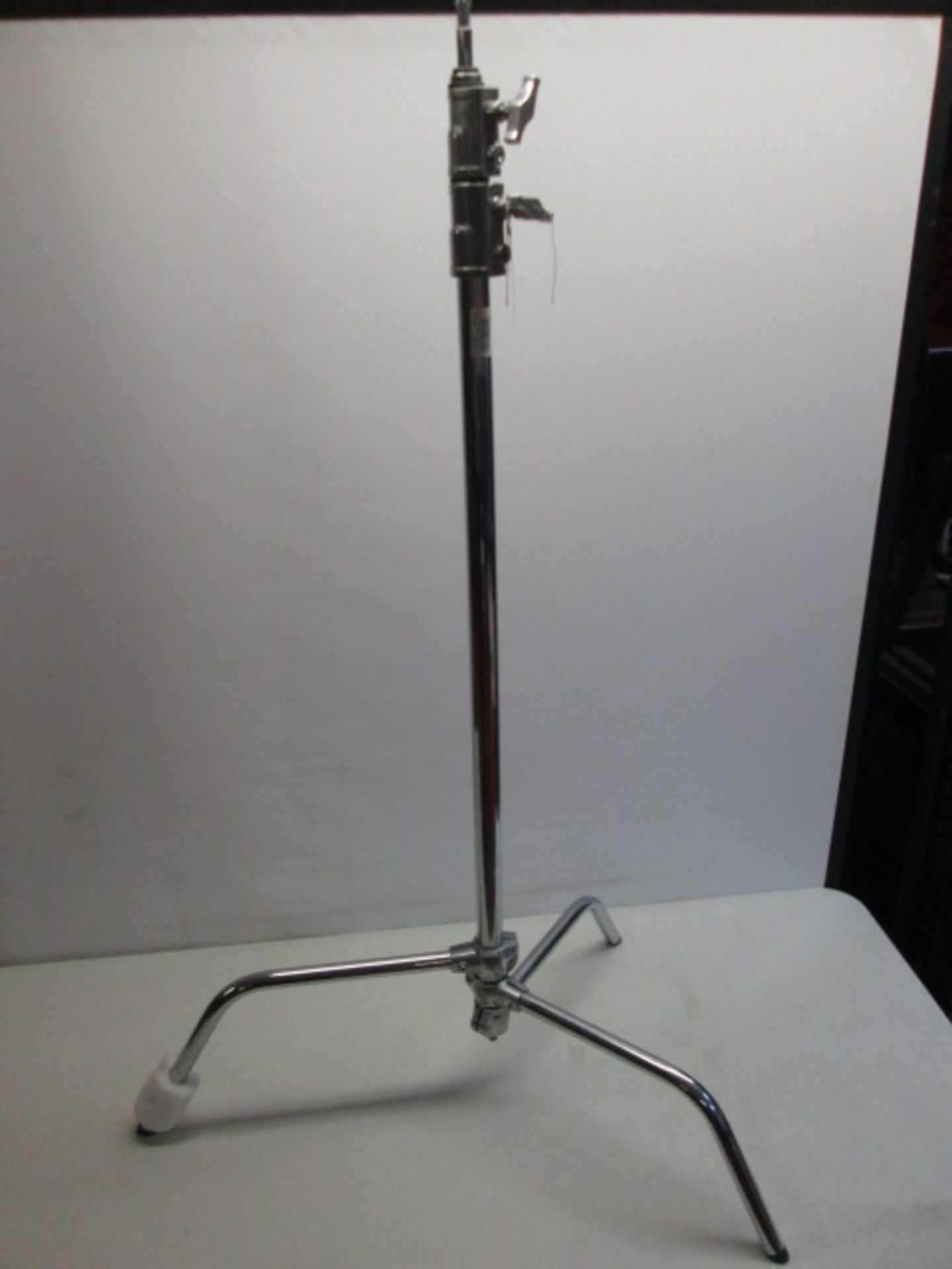 Kupo 40" C Stand w/Turtle Base. Exhibition Light Stand in Chrome. Comes with 2 x KS-062 16mm - Image 2 of 5