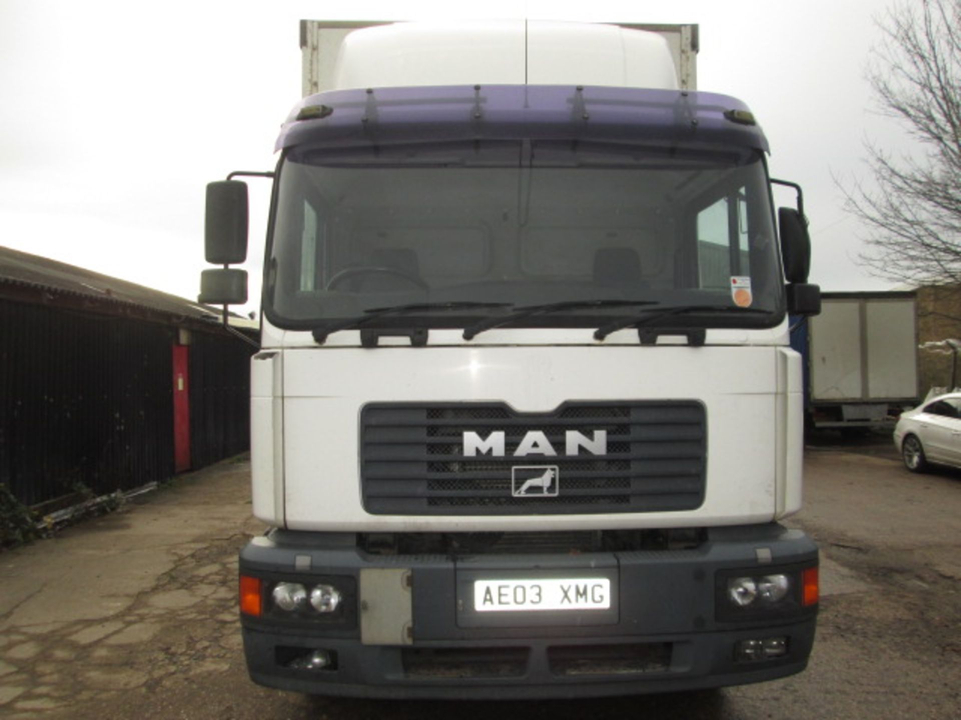 AE03 XMG (2003) Man M2000 White Curtain Side Lorry with Tail Lift. - Image 4 of 14