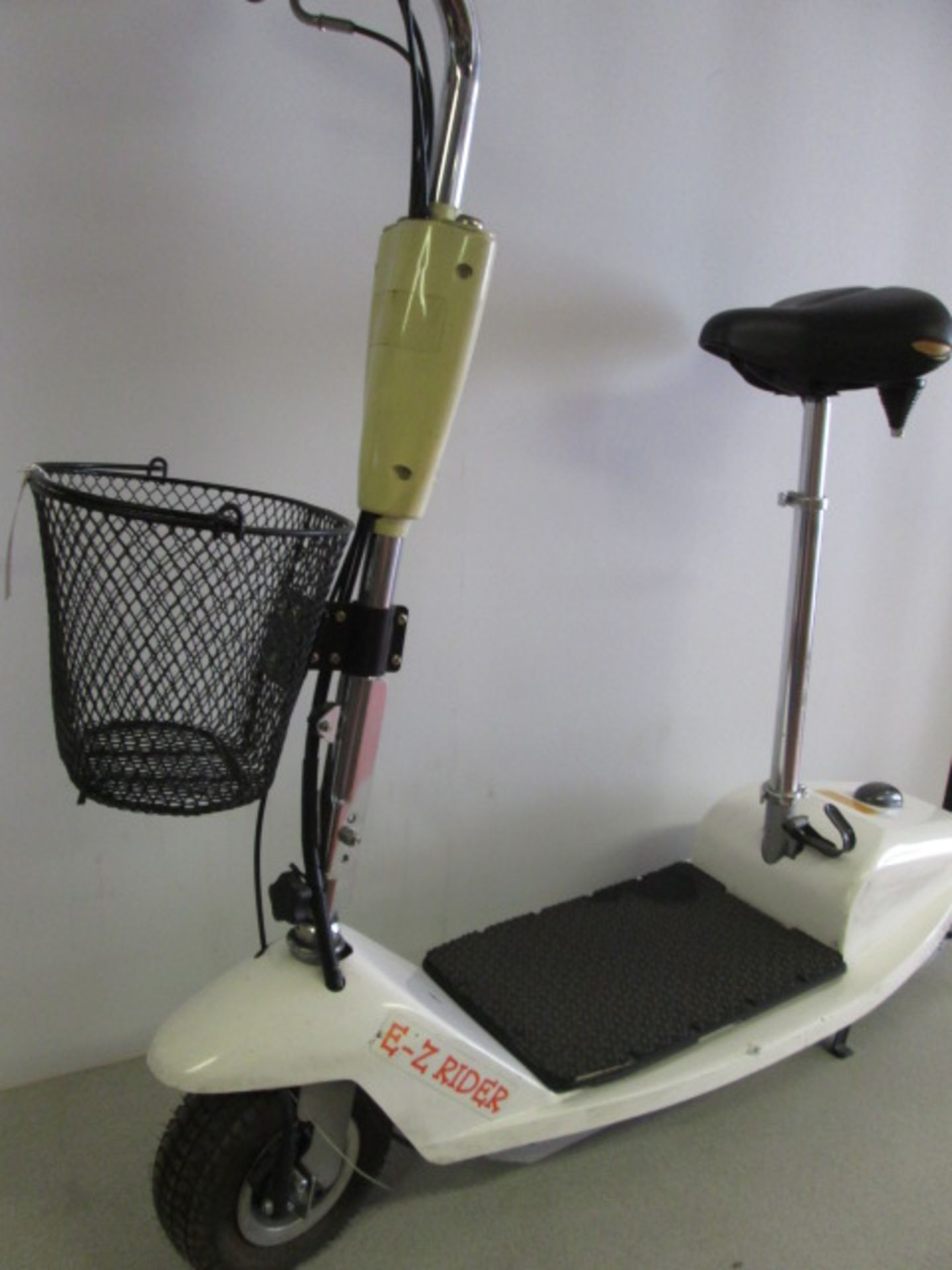 E Z Rider Electric 2 Wheel Mini Scooter. Comes with Battery Charger which Requires Adapter & - Image 8 of 9