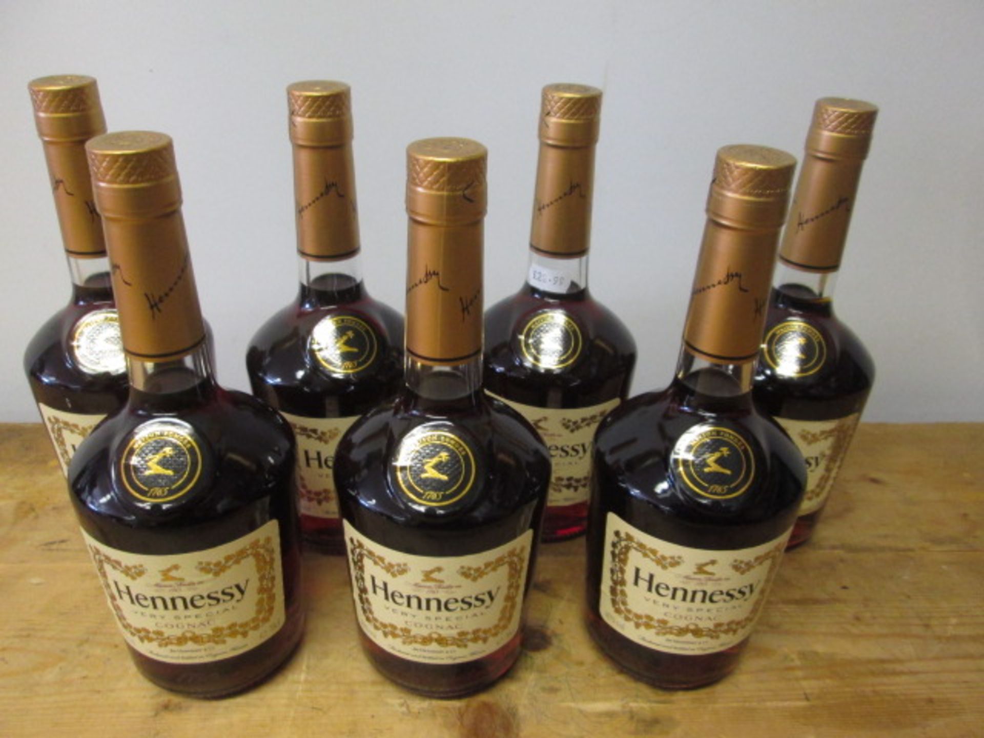 **ALCOHOL LICENSE HOLDER REQUIRED TO BID ON THIS LOT** 6 x Bottles of Hennessy 70cl Very Special