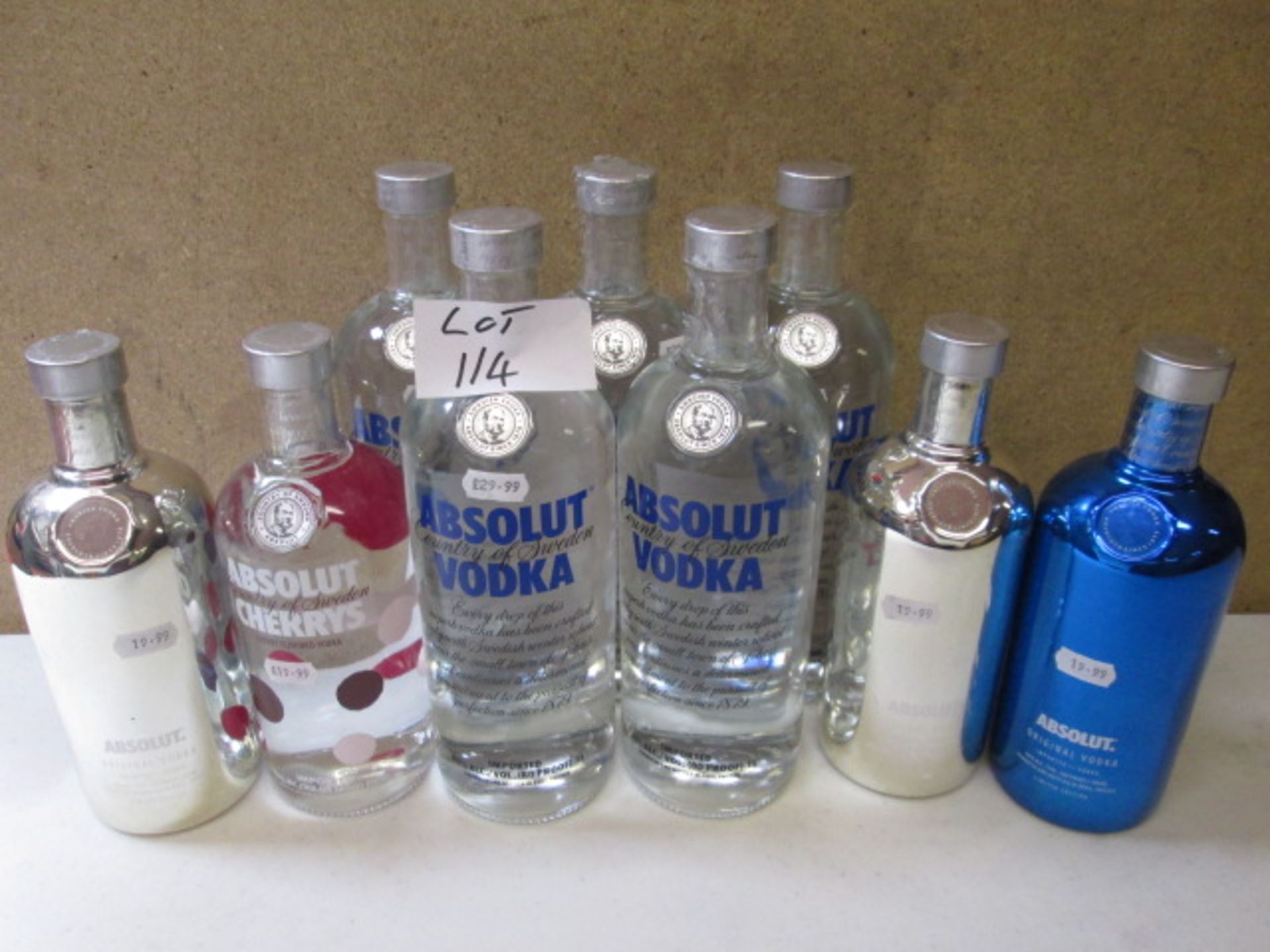 **ALCOHOL LICENSE HOLDER REQUIRED TO BID ON THIS LOT** 5 x Bottles of Absolut Vodka 1lt & 4 x