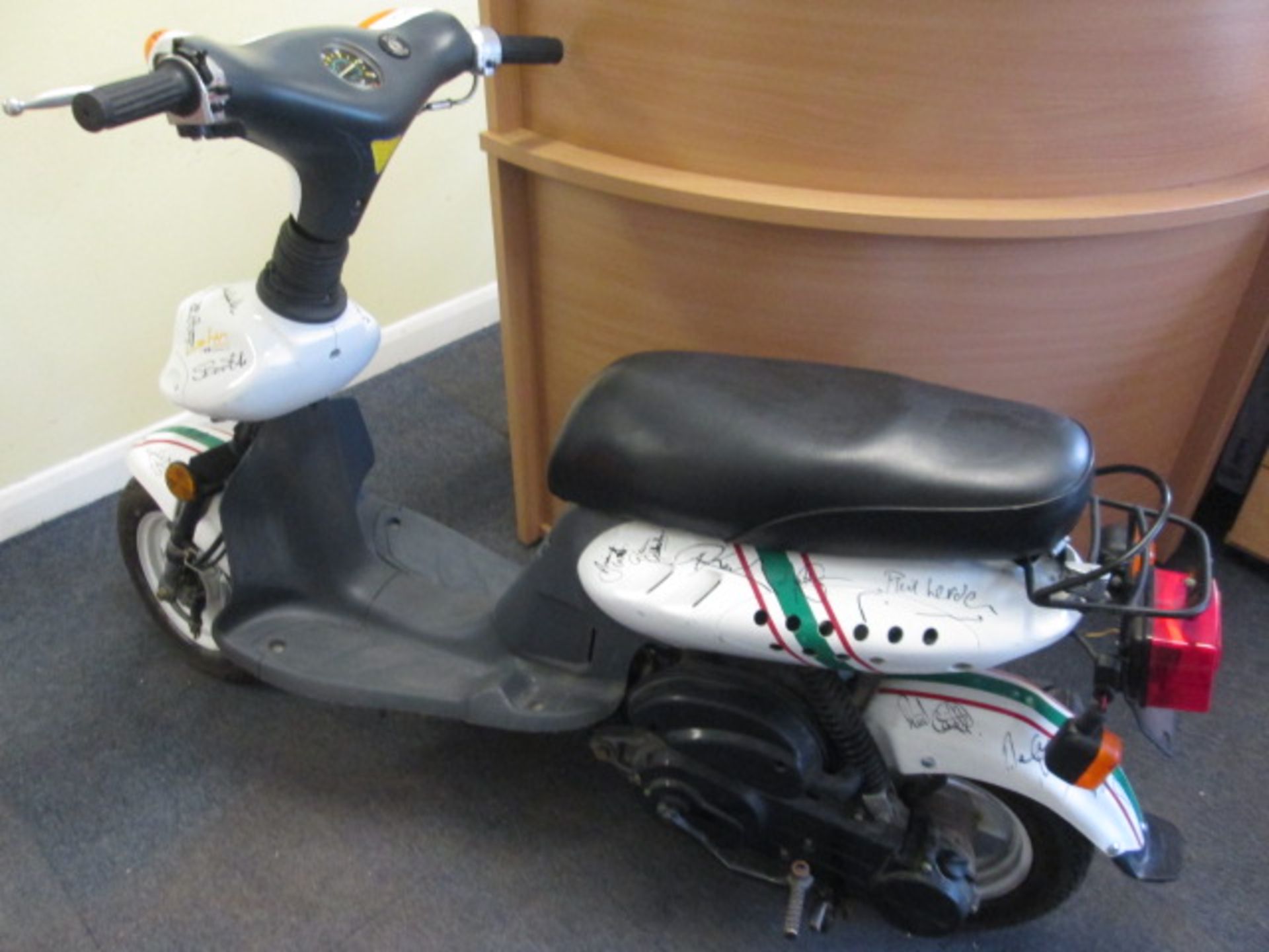 Special Edition Sundiro 50cc Moped, Signed by the Leicester Tiger's Rugby Team. This Moped has - Image 11 of 17