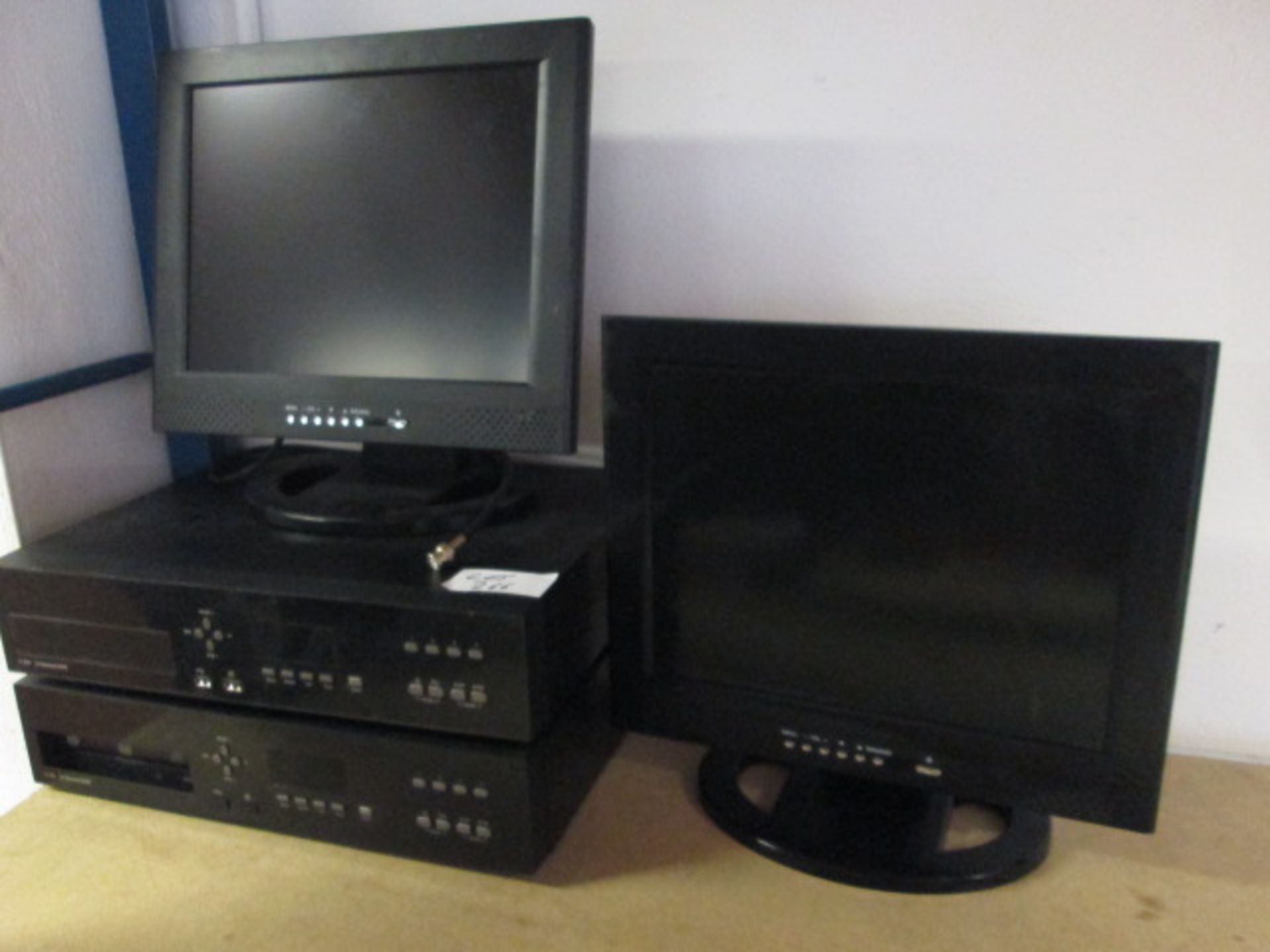 2 x H.264 4 Channel DVR & 2 x VSII CCTV Monitor. No Power Supplies & Unable to Power Up.