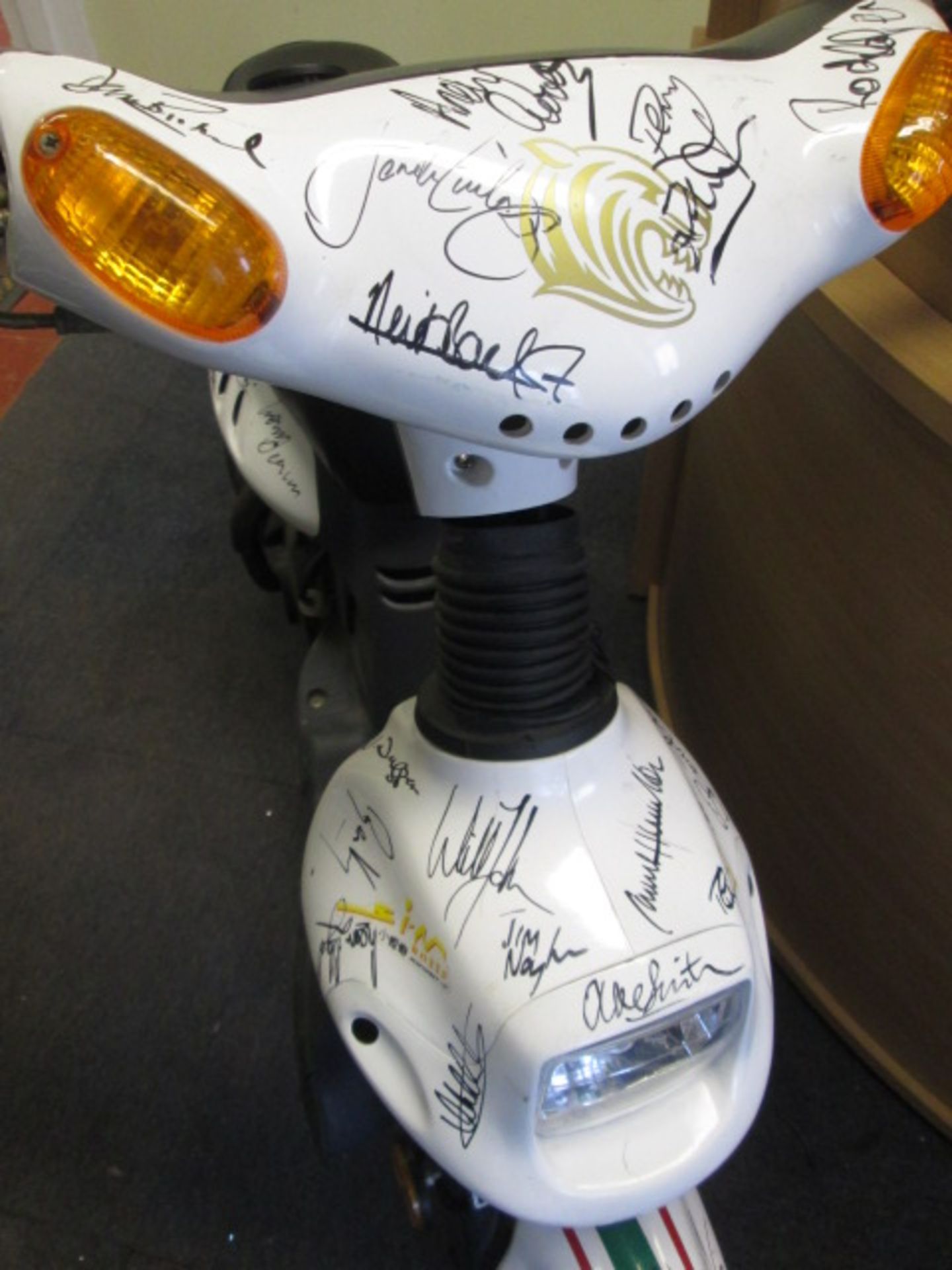 Special Edition Sundiro 50cc Moped, Signed by the Leicester Tiger's Rugby Team. This Moped has - Image 3 of 17