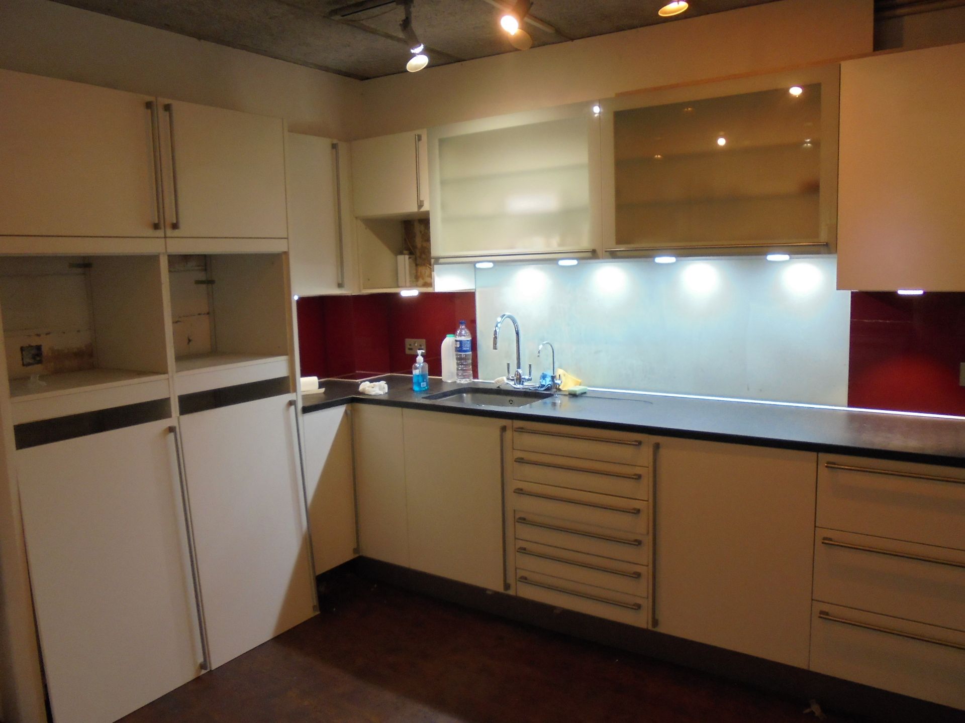 Hacker Kitchen Display in White. Consists of: 2 x 2 Deep Drawer 1000mm Base Units with End Panels, - Image 4 of 6